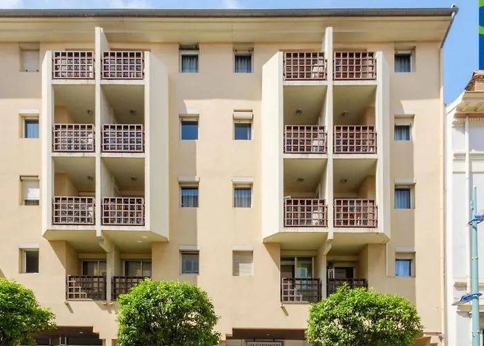 柠檬树皮埃尔假日酒店 3* 芒通